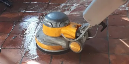 Monospazzola in azione su un pavimento in cotto