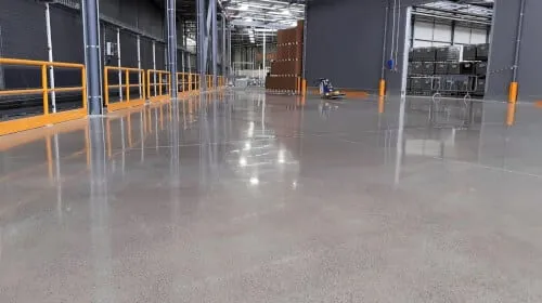 Lucidatura di pavimenti in cemento per l'industria automobilistica, una soluzione per pavimenti industriali in cemento resistenti e di lunga durata.